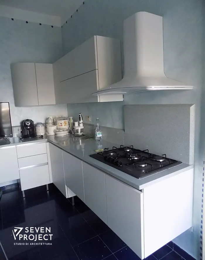 dettaglio della cappa e piano cottura di cucina personalizzata realizzata dal seven project studio