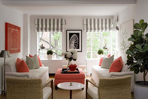 Arredamento con cuscini e puff living coral