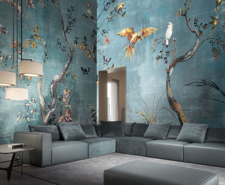 tendenze arredo 2020 2021 carte da parati artistiche con elementi naturalistici abbinate ad un arredamento moderno