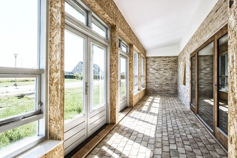 particolare dell'interno della upcycle house con le pareti in legno OSB