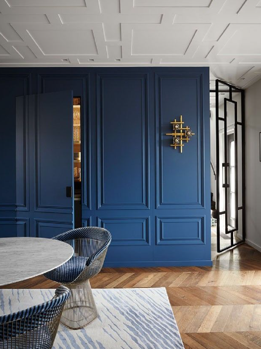 Boiserie in stile classico contemporaneo colore blu intenso