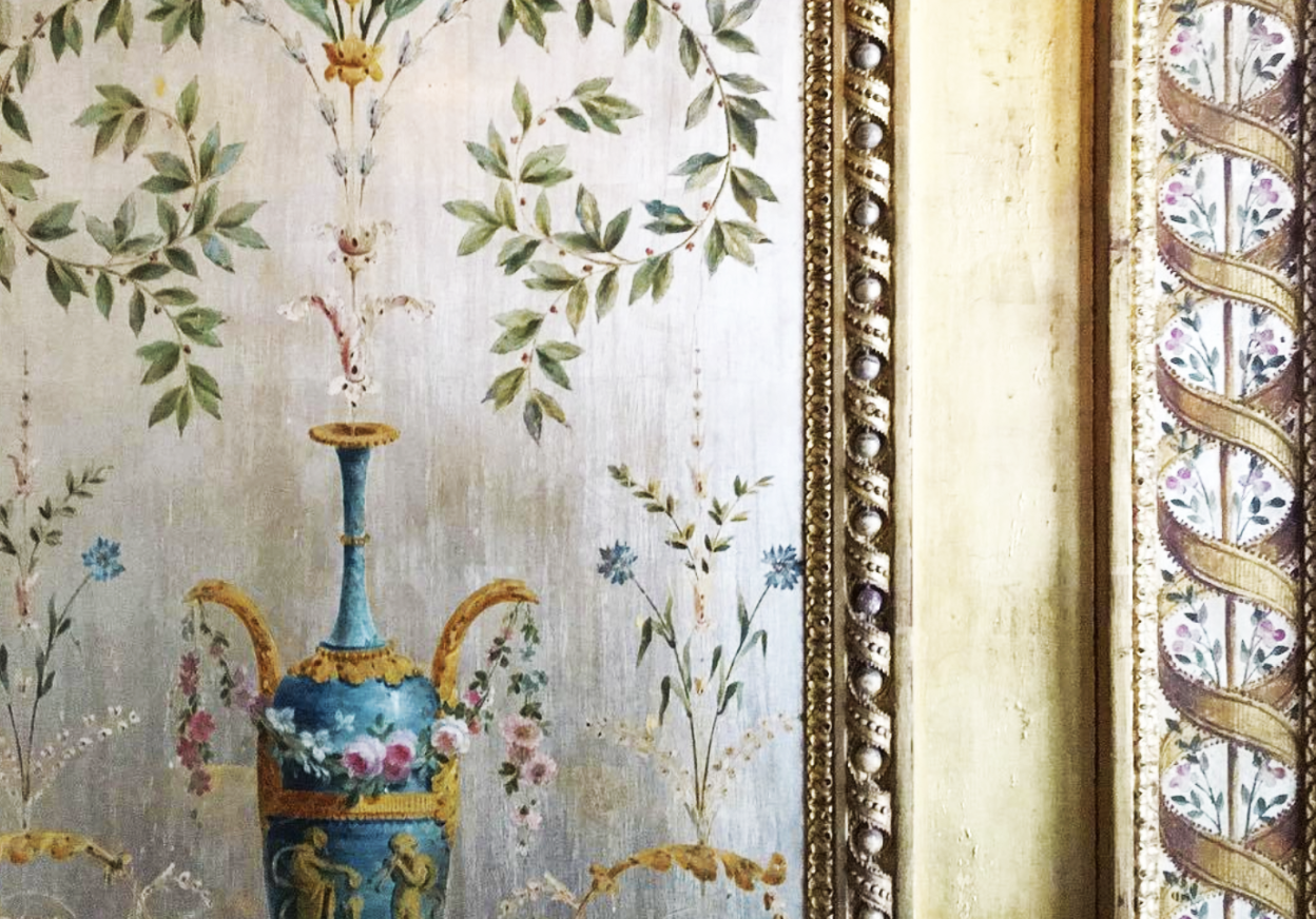 boiserie in stile italiano con pitture in stile antico