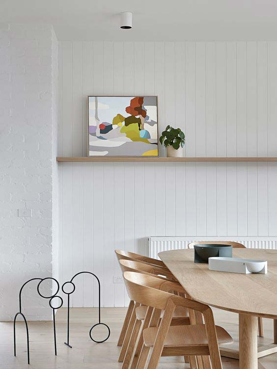 Boiserie moderne a doghe verticali colore bianco.