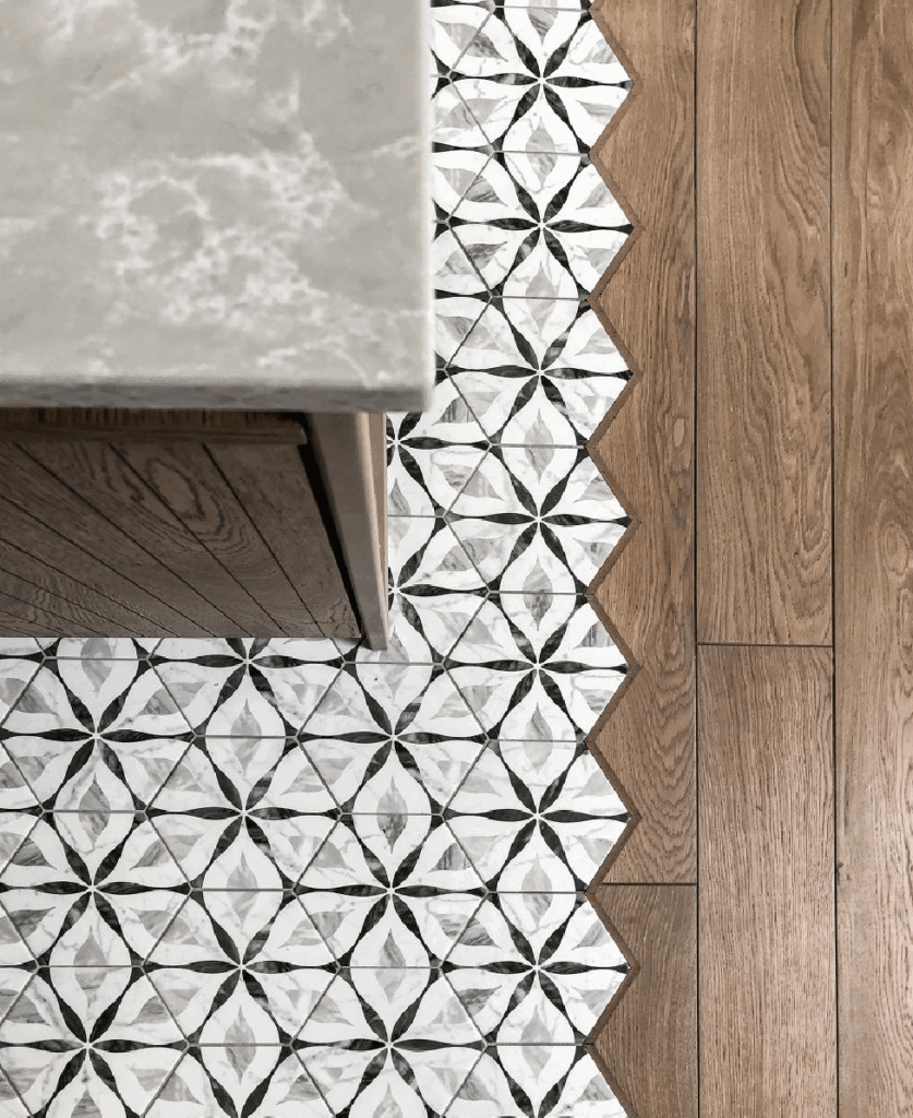 alternare parquet e piastrelle in ceramica o marmo