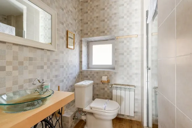 arredare un bagno piccolo con arredi bianchi