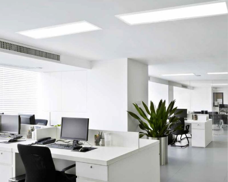 ufficio illuminato con pannelli led a soffitto