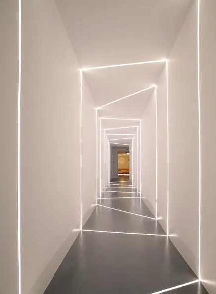 corridoio particolare illuminato con strisce led asimmetriche