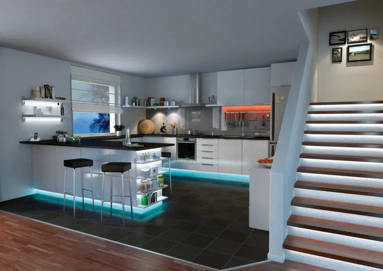 cucina illuminata con barre led colorate