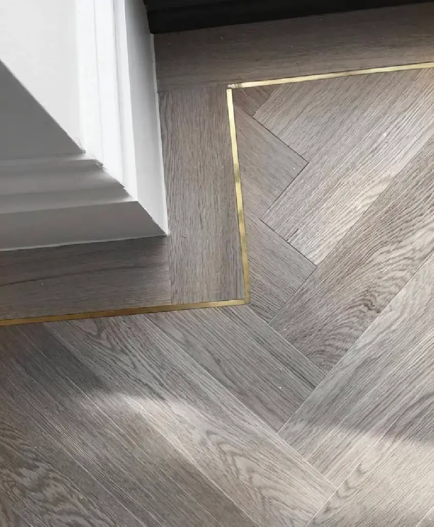 parquet sugli angoli della stanza
