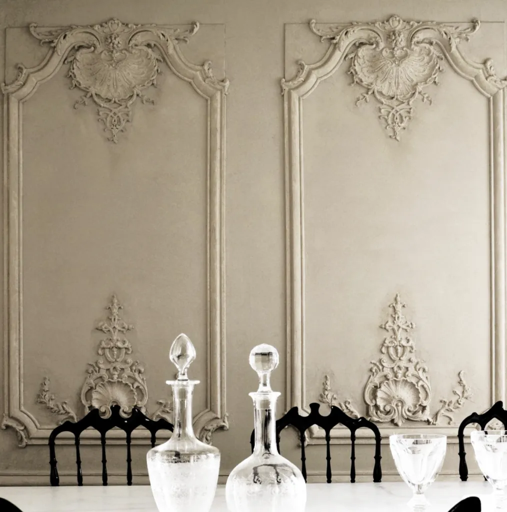 boiserie in stile francese con decorazioni art nouveau