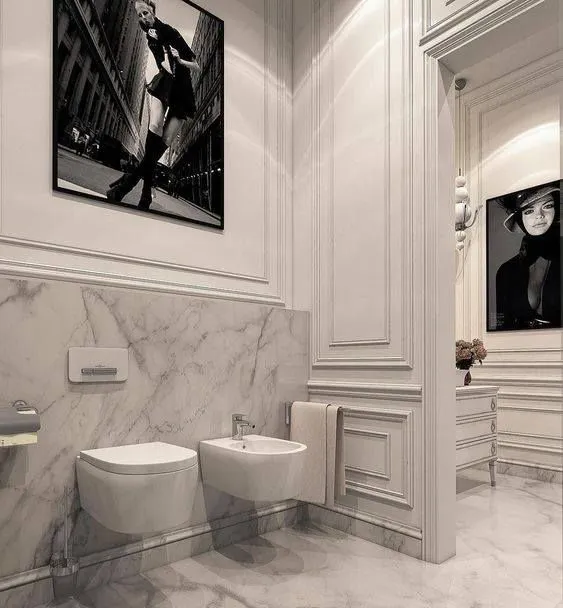boiserie a mezza altezza in marmo combinata con boiserie in legno bianco dalle linee classiche