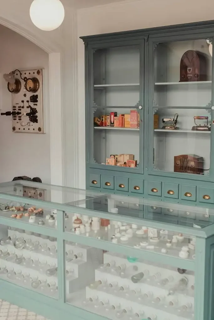 negozio arredato in stile shabbyu chic con mobili vintage