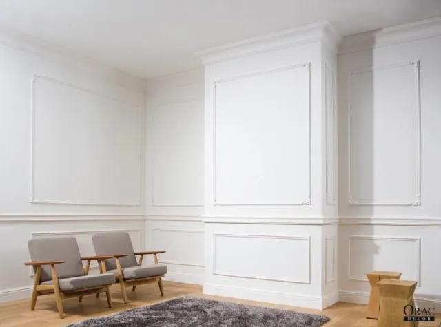 boiserie elegante tutta bianca per ambienti raffinati