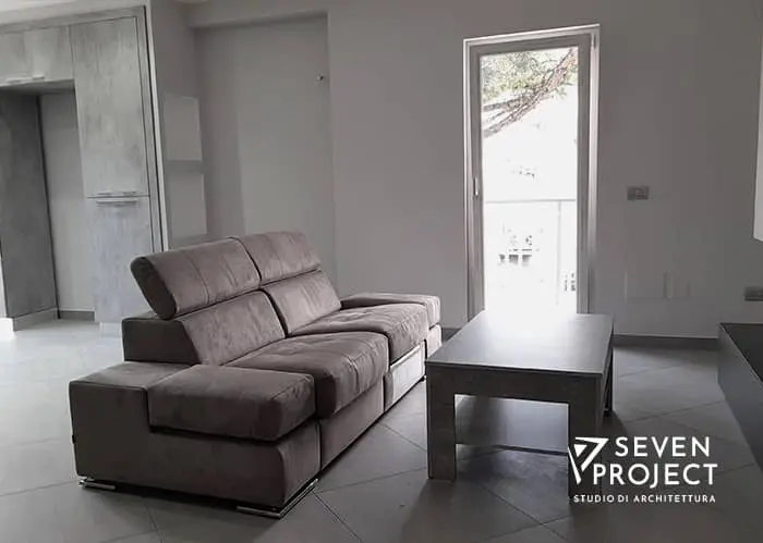 interni industrial chic con divano scamosciato per zona living in stile industrial chic