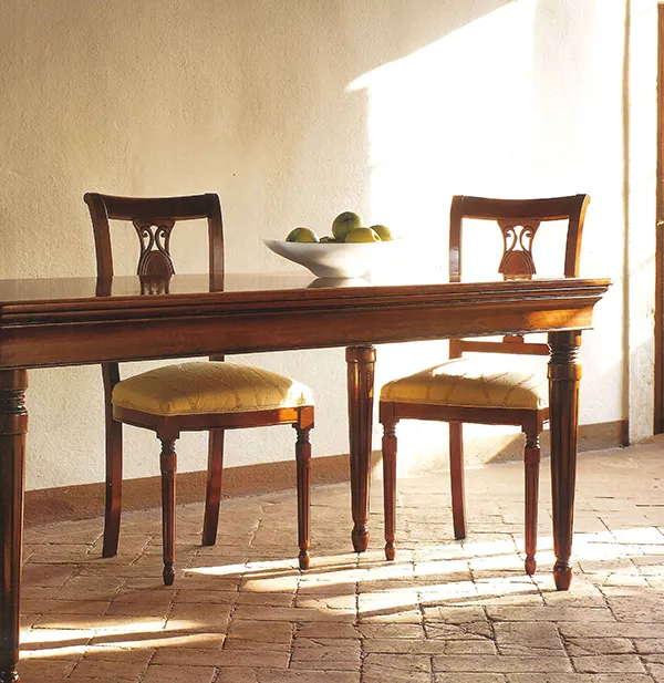 sedie classiche in legno e tessuto in ambiente rustico