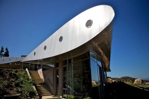 villa californiana realizzata con materiale recuperato da aereo boeing jumbo 747