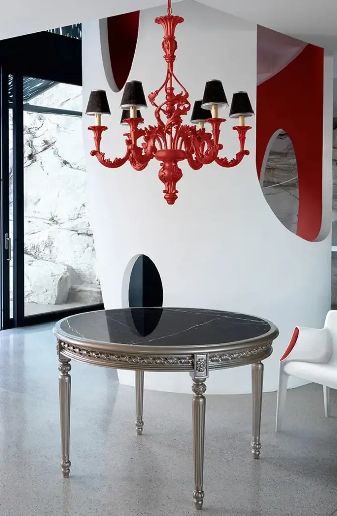 mobili stile fiorentino moderno tavolino bronzo rotondo e lampadario rosso