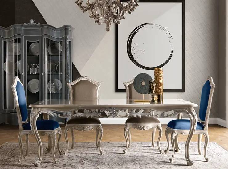 tavolo da pranzo stile fiorentino con poltrone blu e grigio beige