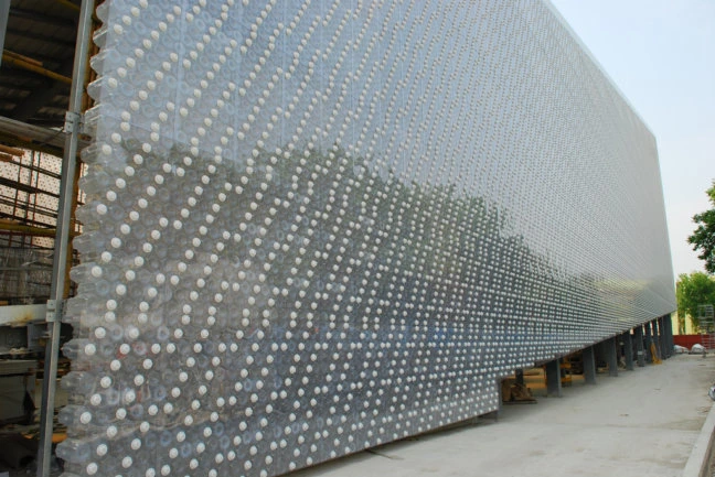 Particolare dei mattoni dell'edificio, creati dalle bottiglie di plastica