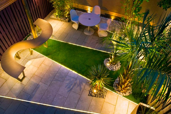 Strisce led in giardino