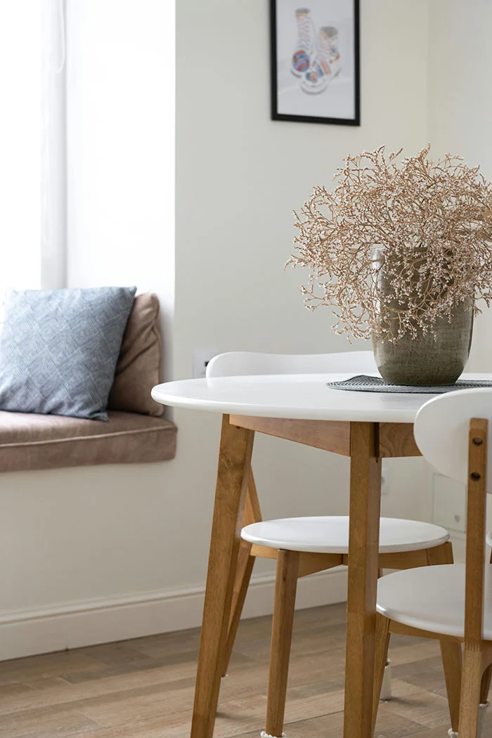 come arredare in stile scandinavo dettaglio di tavolino con sedie