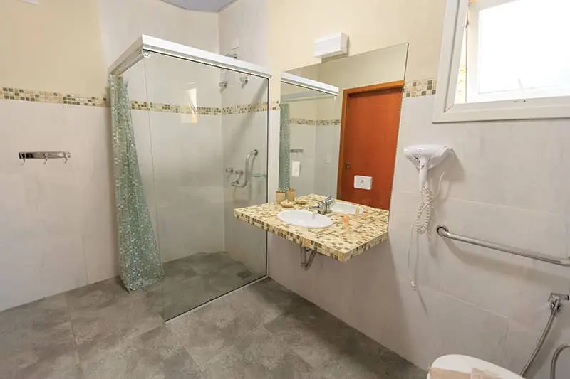 bagno progettato per persone con disabilità